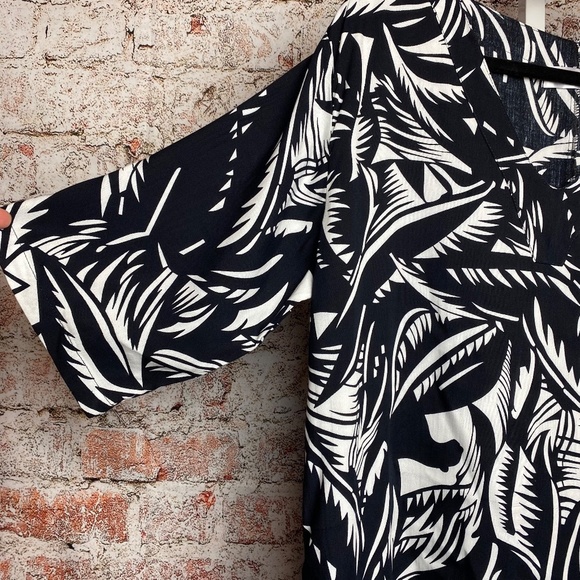 NWT Blue Ginger Womenʻs Black White Tropical Leaf Print Tunic Top Medium - Picture 4 of 9